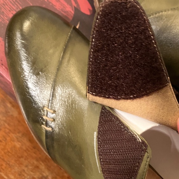 Jafa olive leather oxfords size 40 (fits size 8.5 or 9)
Brand new in box - Picture 8 of 8